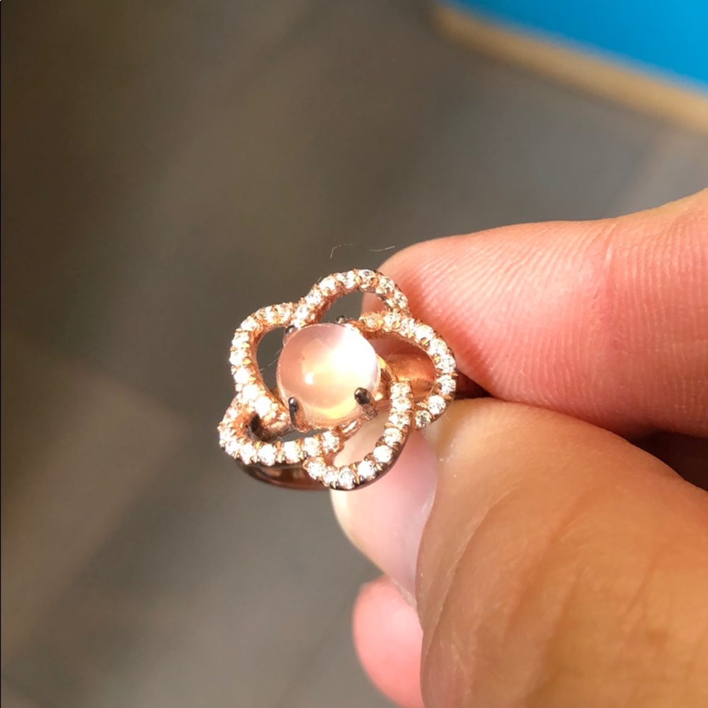 Flower 🌸 like ring. Size 7.